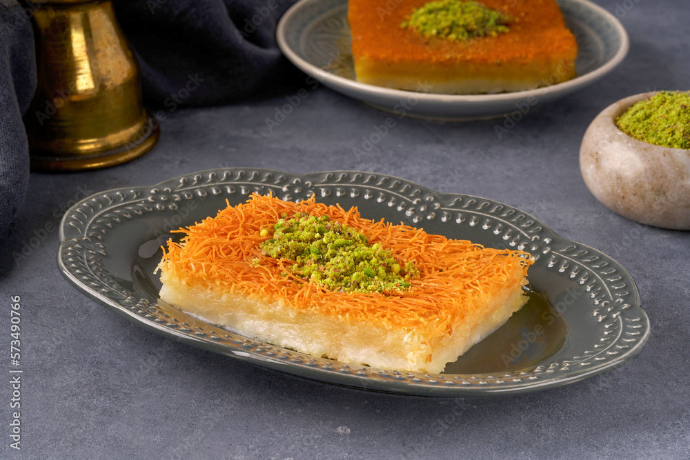 Kunafa-tallrik med mozzarella ost